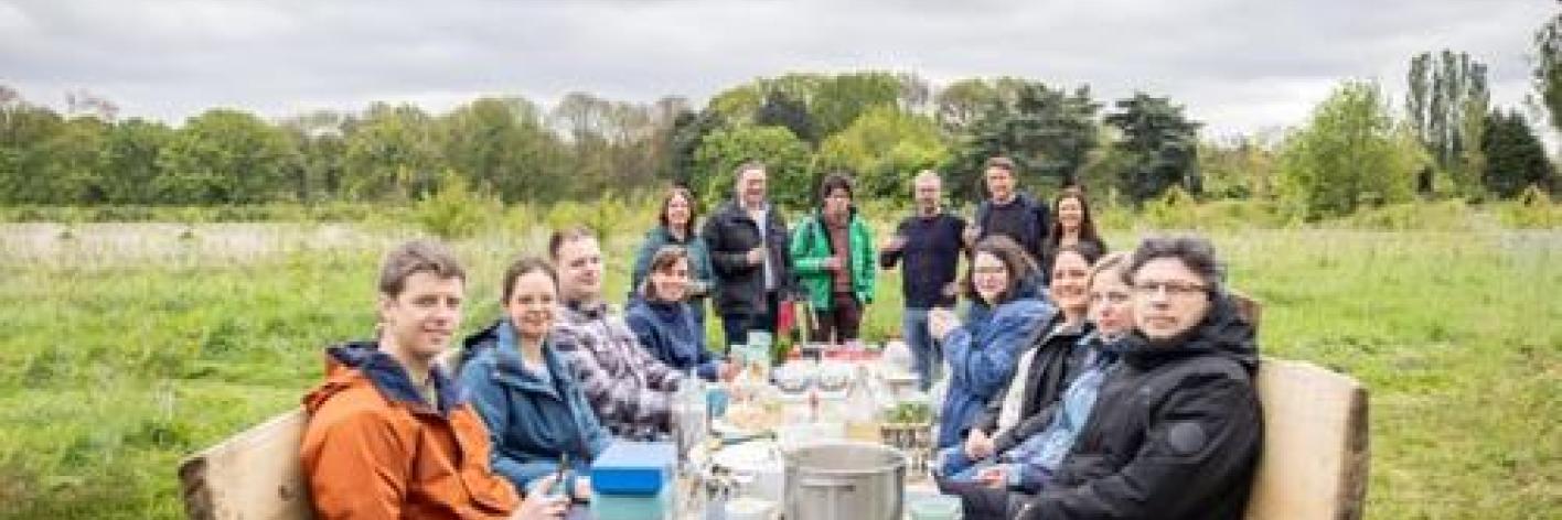 Foto van de bank in Kauwendaal, met Natuurpunters, sponsors en deelnemers van RC Pastel