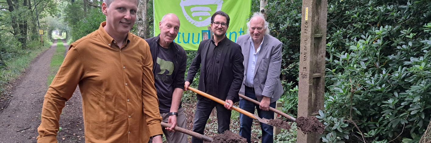 Eerste spadesteek veenherstel Zwarte Beek