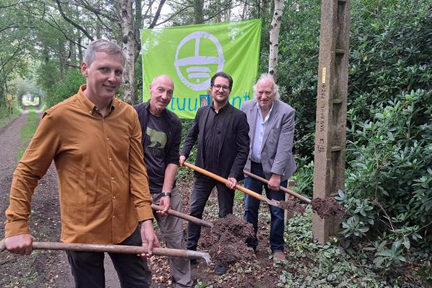Eerste spadesteek veenherstel Zwarte Beek