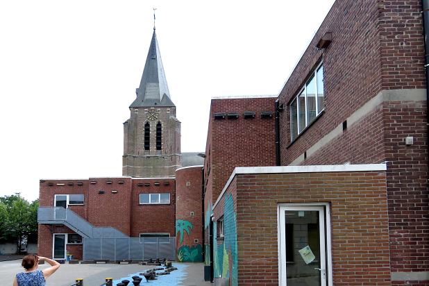 Kerktoren en school De Zandkorrel Hechtel-Eksel