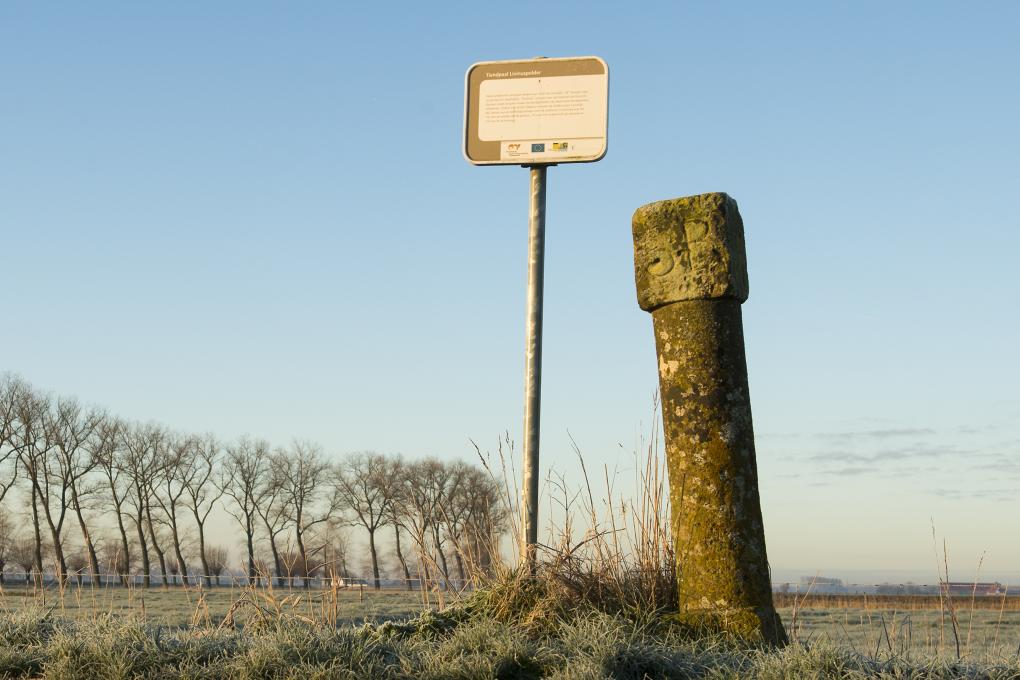Tiendepaal op de grens met Nederland