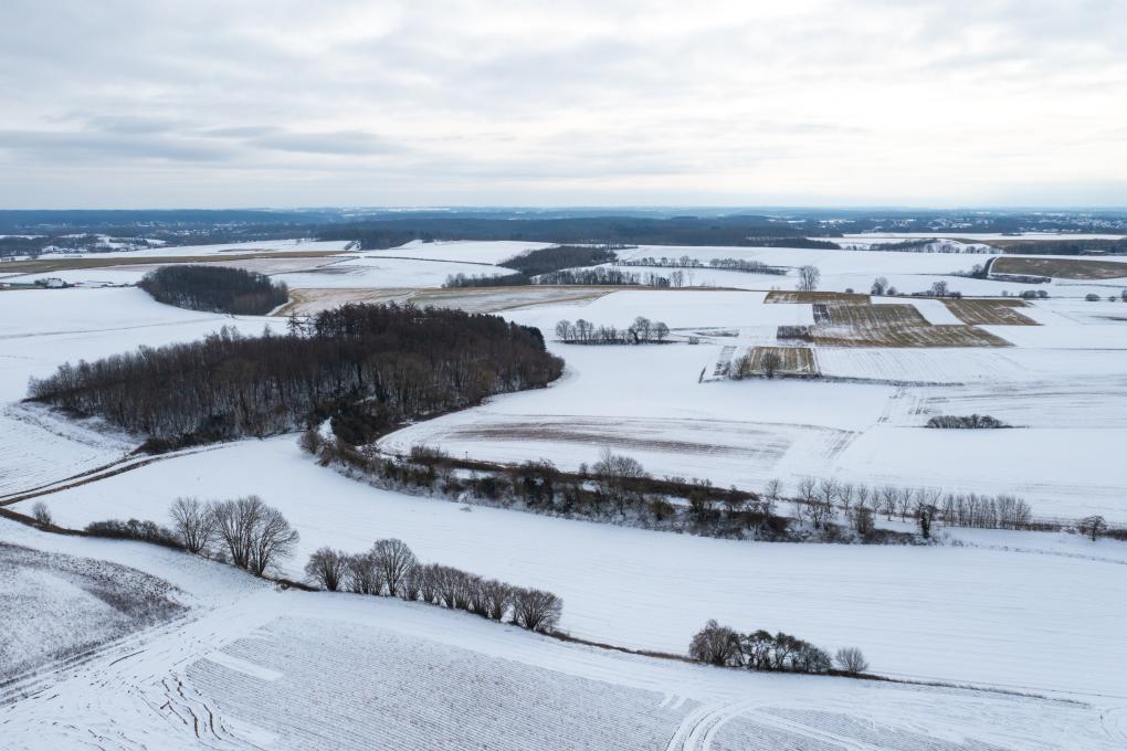 luchtfoto van het winterse landschap van het Plateau van Duisburg