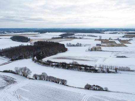 luchtfoto van het winterse landschap van het Plateau van Duisburg