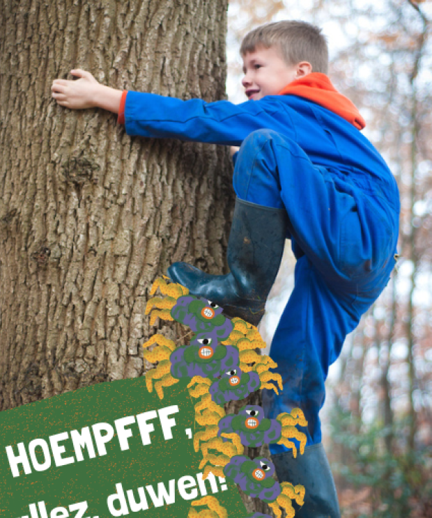 jongen klimt in boom