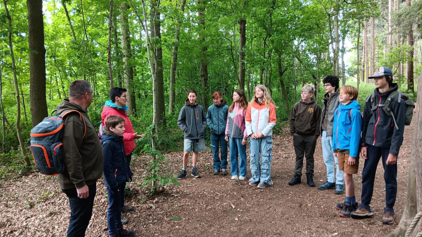 jong natuurverkenners zoeken leiding