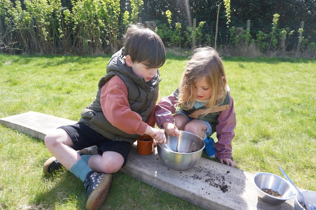kinderen mengen grond