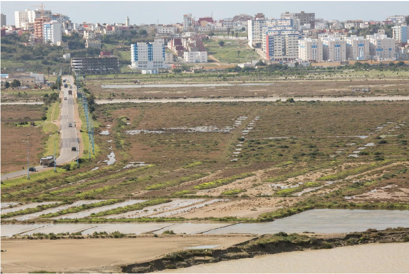 Zoutpannen-complex, met de stad Larache op de achtergrond