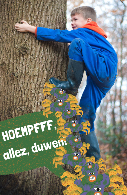 jongen klimt in boom