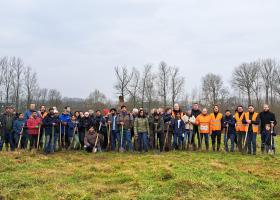 bedrijfsteam poseert bij eigen bedrijfsbos